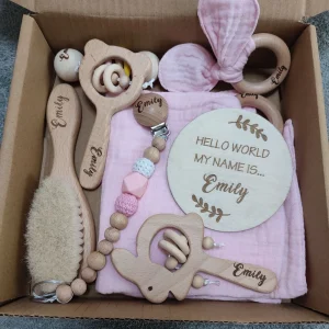 Coffret cadeau pour bébé 8 pièces avec nom personnalisé, ensemble de hochets de dentition en bois naturel, jouet pour bébé personnalisé, brosse pour bébé avec annonce du nom du bébé – pink Coffret cadeau pour bébé 8 pièces avec nom personnalisé, ensemble de hochets de dentition en bois naturel, jouet pour bébé personnalisé, brosse pour bébé avec annonce du nom du bébé – pink