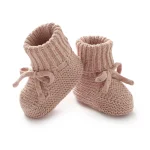 Chaussons tricotés pour bébés garçons et filles de 0 à 12 mois chaussons doux et confortables couleur unie rose pâle avec accents colorés design moderne et pratique