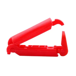 Cutter pour fils et cordons outil de coupe portable plastique rouge design moderne usage artisanal sécurité renforcée compact et pratique