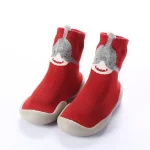 Chaussures bébé en coton dessin animé requin mignon semelle caoutchouc souple antiglisse chaussons pour enfant 13 ans rouge