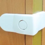 Verrou de sécurité pour porte bébé en plastique blanc design moderne bord arrondi fonctionnalité sécurisée