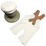Ensemble photo nouveauné 01 mois chapeau bec de canard salopette accessoires studio naissance