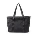 Sac fourretout voyage universel design minimaliste polyester résistant poches latérales transport facile sac à dos urbain usage polyvalent élégance et durabilité