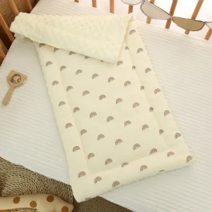 Couverture de bassinette en coton doux motif arcenciel beige texture à pois confort bébé 75×35 cm