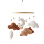 Mobile bébé en bois nuages doux feutre Design Montessori bois naturel déco chambre bébé fille garçon sans danger 736m