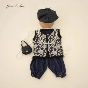 Ensemble de tenue jacquard en dentelle pour poupée bébé accessoires incluant béret chapeau collier de perles mini sac noir imprimé gilet noir short en denim 6 pièces Ensemble de tenue jacquard en dentelle pour poupée bébé accessoires incluant béret chapeau collier de perles mini sac noir imprimé gilet noir short en denim 6 pièces