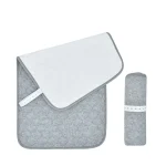 Étui protection matelassé portable pour électronique gris et blanc design moderne texture douce rabat élastique compact et sécurisé