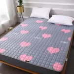 Coussin de matelas doux et sécurisant pour lit d&rsquo;enfant motifs cœurs roses tissu en polyester rembourrage uniforme 1 pièce idéal pour chambre bébé ou enfant
