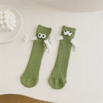 Chaussettes magnétiques enfant design mignon longues coton polyester vert blanc yeux bras fun accessoire bébé filles garçons