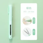 Ciseaux portables en forme de stylo multifonction cutter et ciseaux intégrés outil de bureau et artistique design moderne minimaliste couleur verte pâle pratique et sûr