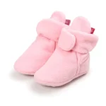 Chaussons bébé premiers pas chauffants intérieur extérieur confort velcro rose minéral
