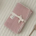Couverture en mousseline de coton douce et légère pour bébé couleurs pastel dentelle blanche usage multiple idée cadeau naissance 100% coton texture douce design élégant