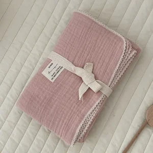 Couverture en mousseline de coton douce et légère pour bébé couleurs pastel dentelle blanche usage multiple idée cadeau naissance 100% coton texture douce design élégant Couverture en mousseline de coton douce et légère pour bébé couleurs pastel dentelle blanche usage multiple idée cadeau naissance 100% coton texture douce design élégant