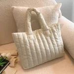Sac à main tote rembourré coton polyester femme grande capacité style décontracté élégant blanc crème matelassé port épaule main