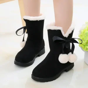 Bottes fille hiver mode suédine fourrure synthétique pompons déco élégance confort sécurité qualité Bottes fille hiver mode suédine fourrure synthétique pompons déco élégance confort sécurité qualité