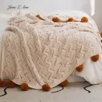 Couverture tricotée pour photographie de bébé plaid chic doux en polyester avec pompons design scandinave idéal pour lit ou décoration