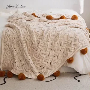 Couverture tricotée pour photographie de bébé plaid chic doux en polyester avec pompons design scandinave idéal pour lit ou décoration Couverture tricotée pour photographie de bébé plaid chic doux en polyester avec pompons design scandinave idéal pour lit ou décoration