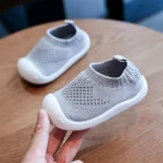 Baskets bébé sans lacets brodées personnalisables gris confortable et respirant pour 13 ans