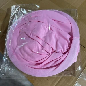 Chapeau bébé doudoune rose pastel accessoire mode confortable bébé nouveauné habillage doux douillet look élégant Chapeau bébé doudoune rose pastel accessoire mode confortable bébé nouveauné habillage doux douillet look élégant