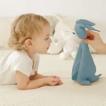 Couverture Lovey personnalisée en mousseline design lapin coloris khaki pour bébé douceur et sécurité cadeau naissance