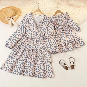 Robe assortie mère et fille style pois bleu rose été tendance coordonnée élégante pour famille