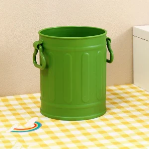 Poubelle compacte en plastique design moderne rangement style bureautique usage domestique et familial compatible baby changing station nursery room épuré et fonctionnel Poubelle compacte en plastique design moderne rangement style bureautique usage domestique et familial compatible baby changing station nursery room épuré et fonctionnel