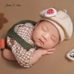 Ensemble tenue photo nouveauné béret beige chemise à carreaux gilet vert accessoires studio style vintage 03 mois