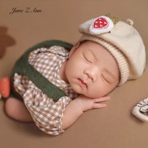 Ensemble tenue photo nouveauné béret beige chemise à carreaux gilet vert accessoires studio style vintage 03 mois