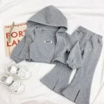 Ensemble sportif enfant hoodie à capuche pantalon élastique sneakers blanches 2 pièces style moderne couleur grise claire