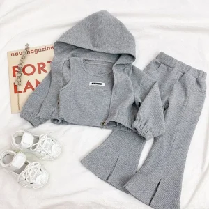 Ensemble sportif enfant hoodie à capuche pantalon élastique sneakers blanches 2 pièces style moderne couleur grise claire Ensemble sportif enfant hoodie à capuche pantalon élastique sneakers blanches 2 pièces style moderne couleur grise claire