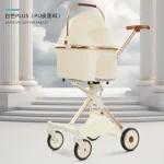 Poussette pliable bébé en PU blanc lait design moderne chassis métal pliable roues pivotantes panier en faux cuir poignée bois idéale pour promenades urbaines et voyages
