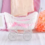 Berceau à osier blanc enrubanné rose panier à linge bébé décoration naissance chambre enfant style shabby chic cadeau naissance original matériaux durables