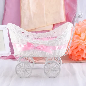 Berceau à osier blanc enrubanné rose panier à linge bébé décoration naissance chambre enfant style shabby chic cadeau naissance original matériaux durables
