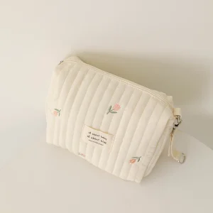 Pochette à cosmétiques en tissu matelassé avec broderie florale fermeture éclair anneau métallique style élégant idéale pour le rangement de bébé ou des affaires personnelles Pochette à cosmétiques en tissu matelassé avec broderie florale fermeture éclair anneau métallique style élégant idéale pour le rangement de bébé ou des affaires personnelles