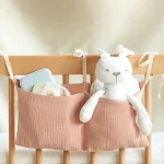 Sac de rangement suspendu en gaze de coton pour tête de lit bébé 2 poches organisation couches et accessoires style simple couleur rose GDpinkNA