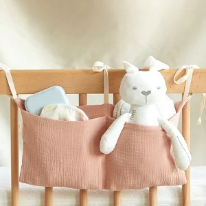 Sac de rangement suspendu en gaze de coton pour tête de lit bébé 2 poches organisation couches et accessoires style simple couleur rose GDpinkNA Sac de rangement suspendu en gaze de coton pour tête de lit bébé 2 poches organisation couches et accessoires style simple couleur rose GDpinkNA