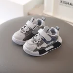 Chaussures de sport enfants sneakers respirantes antidérapantes semelle souple design moderne 46 ans grise bleue et blanche fermeture Velcro et lacets élastiques