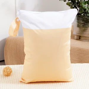 Coussin décoratif carré blanc et jaune pastel design moderne tissu synthétique fermeture éclair poignée intégrée idéal pour salon ou chambre bébé Coussin décoratif carré blanc et jaune pastel design moderne tissu synthétique fermeture éclair poignée intégrée idéal pour salon ou chambre bébé