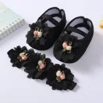 Chaussures de baptême bébé fille avec bandeau floral style ballerine tissu doux noir et fleurs roses accessoires coordonnés