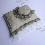 Coussin décoratif dentelle vintage DURNOLL beige gris style romantique tissu doux idéal décoration studio ou intérieur