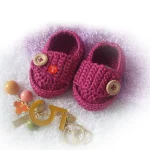 Chaussures de berceau bébé chaussons tricotés 100% coton bouton en bois couleur fuchsia doux et confortable