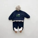 Ensemble vêtements bébé 4 pièces sweatshirt capuche pantalon bonnet chaussures tshirt intérieur bleu marine beige