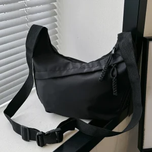 Sac à bandoulière noir minimaliste en nylon polyester fermeture éclair style urbain portable compact