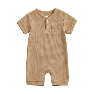 Combinaison d&rsquo;été pour bébé garçon manches courtes couleur unie beige barboteuse à boutons tissu respirant combishort gaufré pour nouveauné