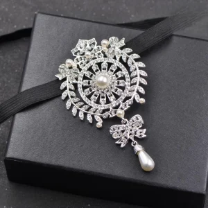 Broche bijou floral argent cristaux perles ruban satin usage mariage gala cadeau élégance occasion spéciale