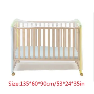 Berceau bébé en bois naturel avec filet de protection et matelas doux lit de bébé portable avec roulettes dorées design minimaliste moderne