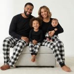 Ensemble pyjamas famille assortis Noël vêtements détente parents enfants manches longues tissu doux motif carreaux idéal fêtes intemporels
