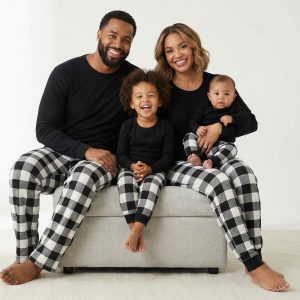 Ensemble pyjamas famille assortis Noël vêtements détente parents enfants manches longues tissu doux motif carreaux idéal fêtes intemporels Ensemble pyjamas famille assortis Noël vêtements détente parents enfants manches longues tissu doux motif carreaux idéal fêtes intemporels